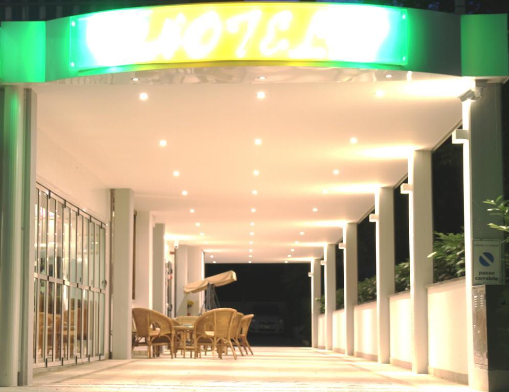 Hotel Oasi Lignano Sabbiadoro Kültér fotó