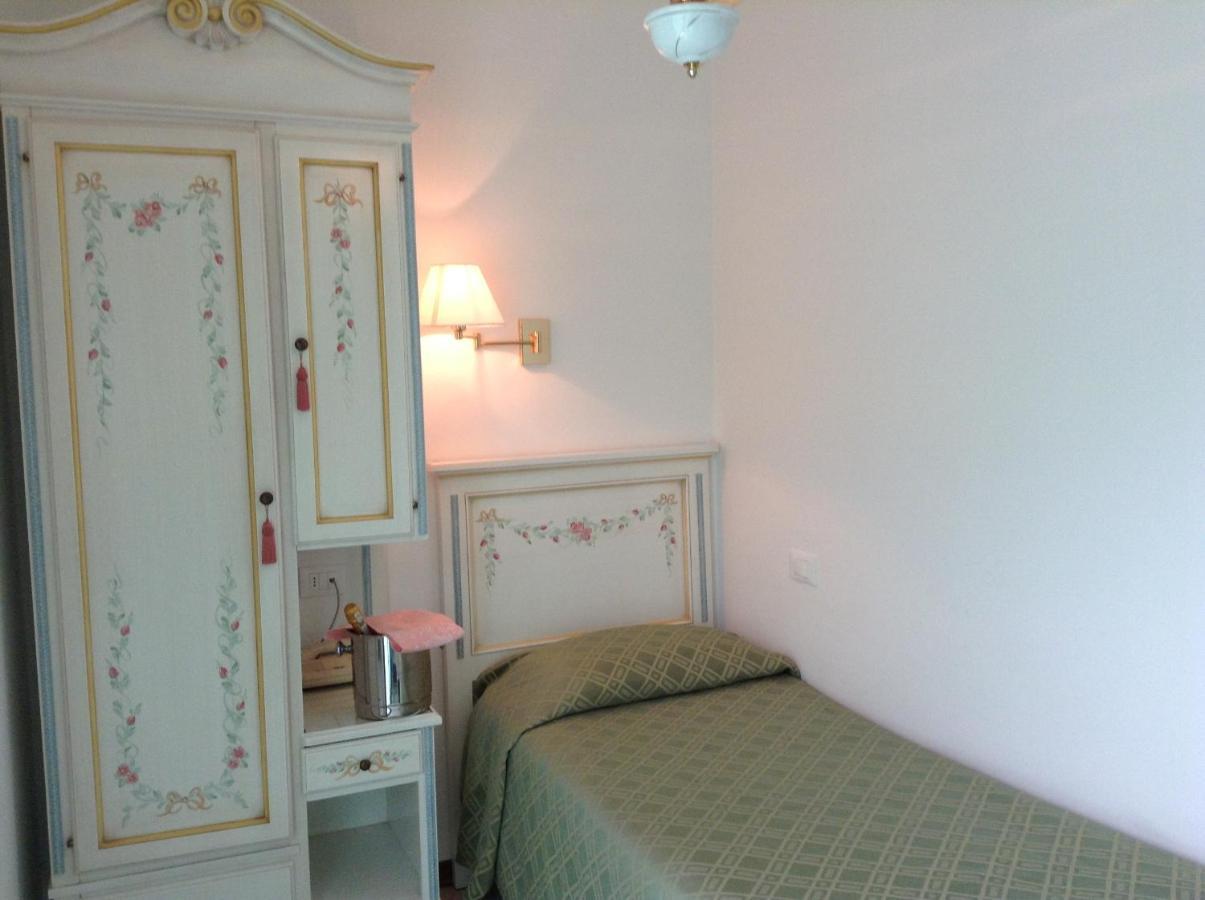 Hotel Oasi Lignano Sabbiadoro Szoba fotó