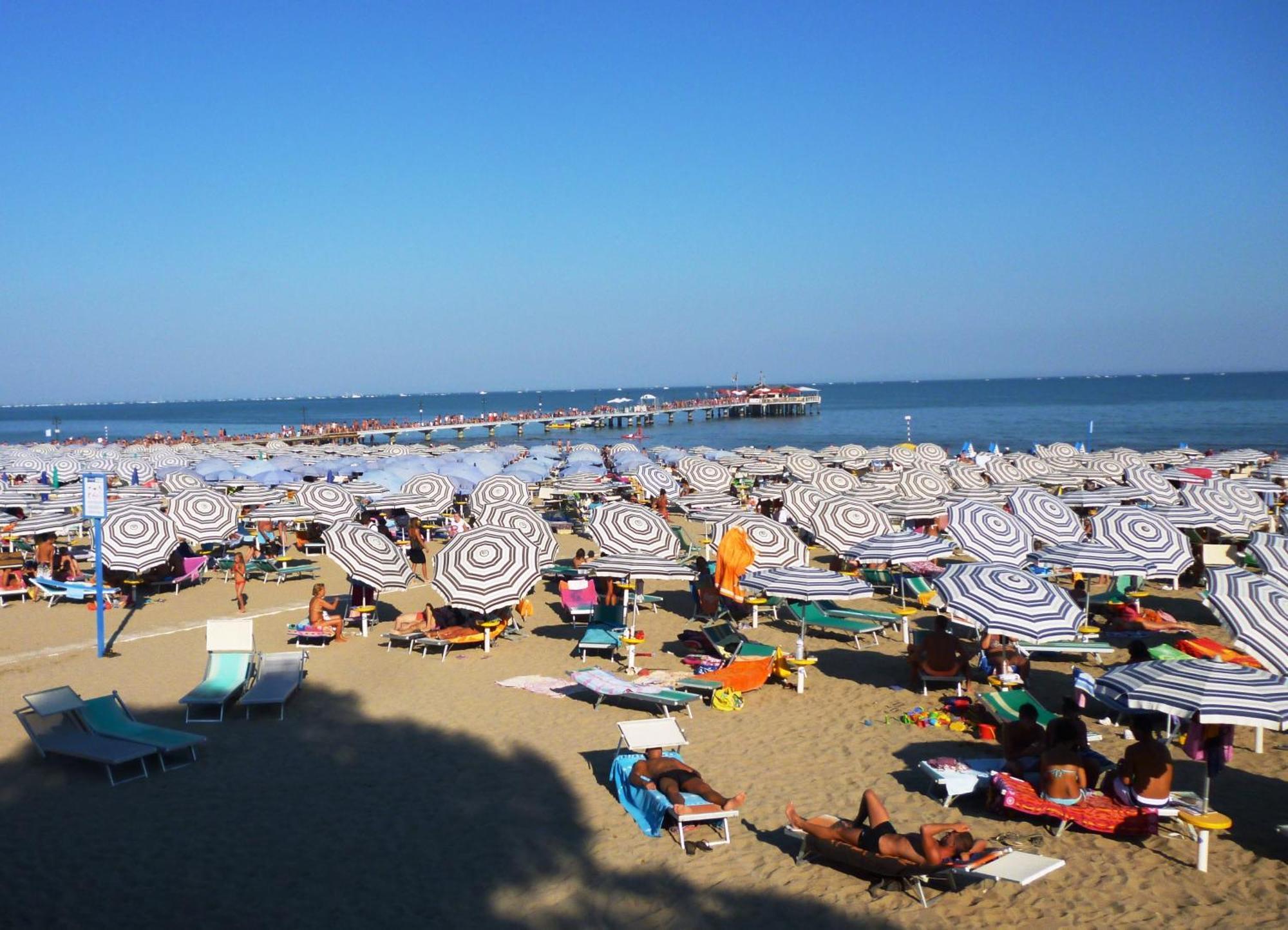 Hotel Oasi Lignano Sabbiadoro Kültér fotó