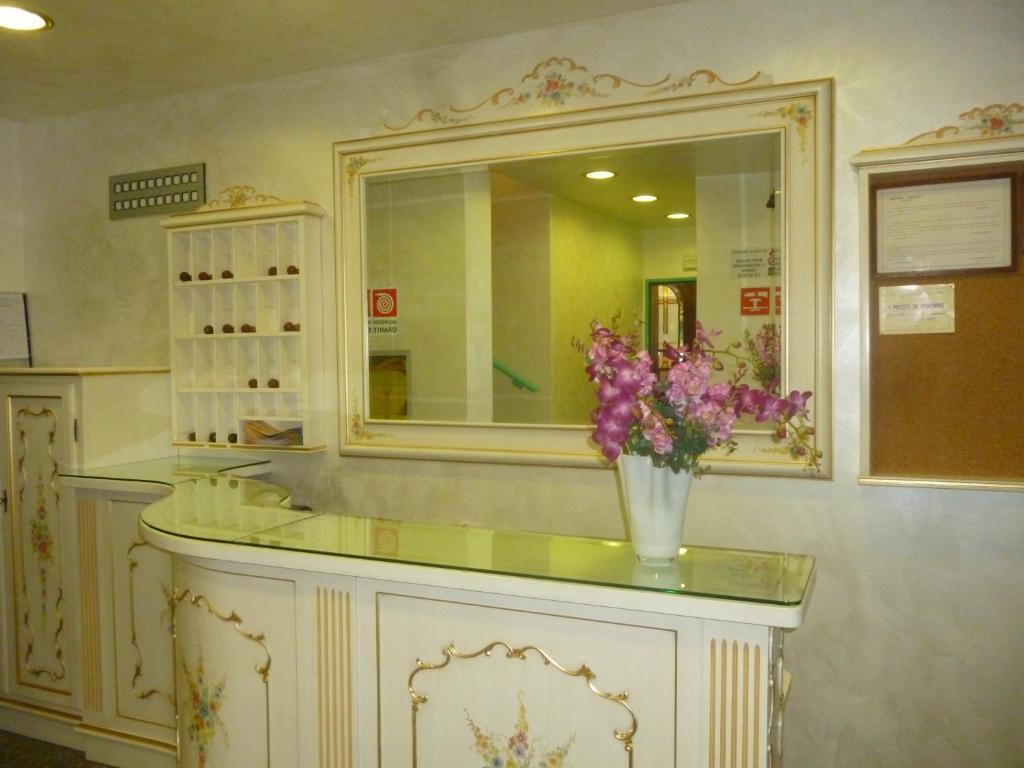 Hotel Oasi Lignano Sabbiadoro Kültér fotó