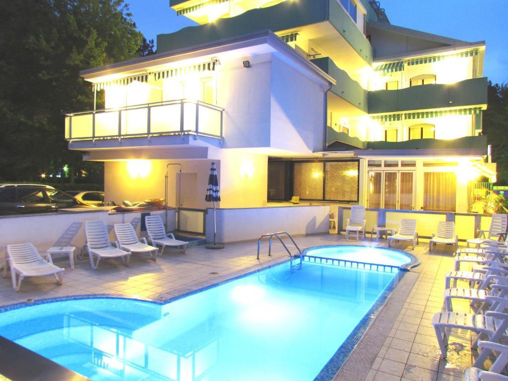 Hotel Oasi Lignano Sabbiadoro Kültér fotó
