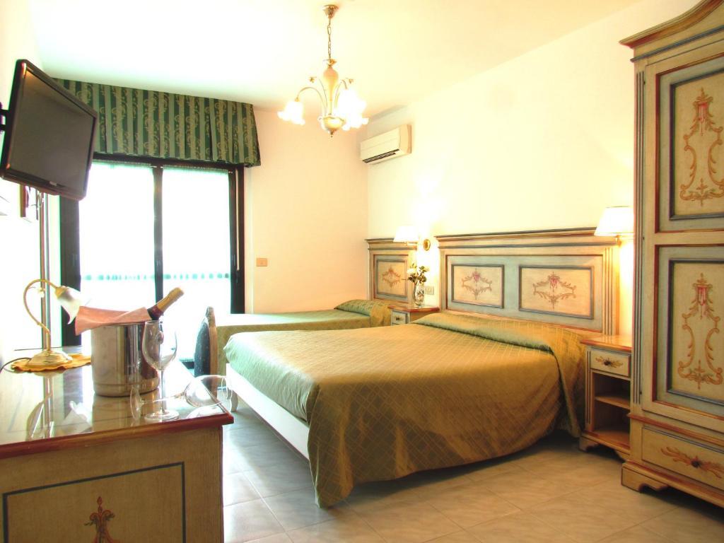 Hotel Oasi Lignano Sabbiadoro Szoba fotó