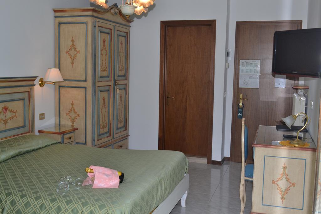 Hotel Oasi Lignano Sabbiadoro Kültér fotó